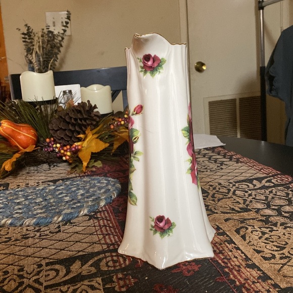 One of Cracker Barrel’s Best! A Flower Gold Trimmed 9.5” Pitcher - Picture 4 of 6